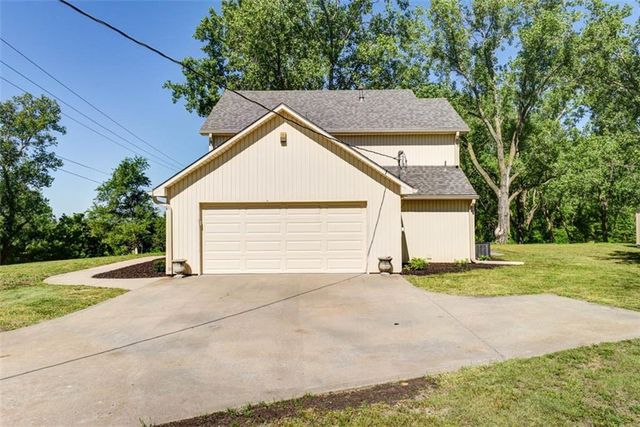 11000 NW FF Highway, Parkville, MO 64152