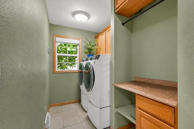 1952 Blackhawk DRIVE, Grafton, WI 53024