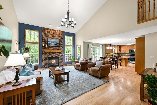 1952 Blackhawk DRIVE, Grafton, WI 53024