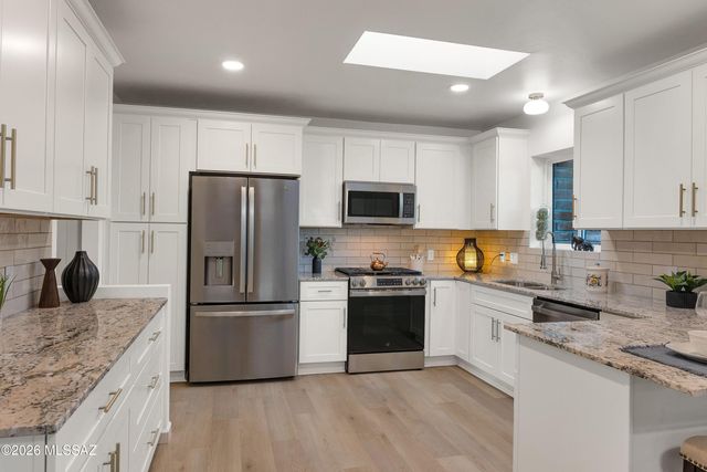 8020 N La Oesta Avenue, Tucson, AZ 85704