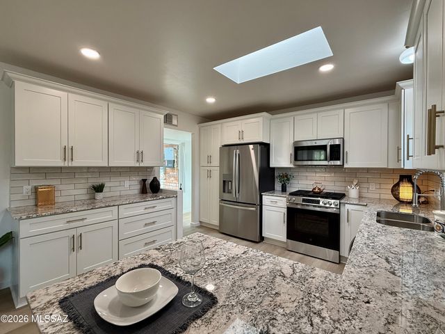 8020 N La Oesta Avenue, Tucson, AZ 85704