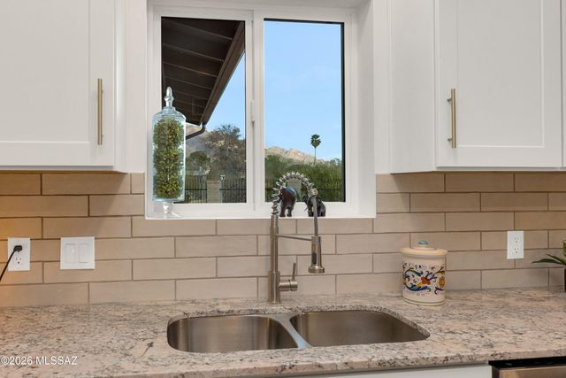 8020 N La Oesta Avenue, Tucson, AZ 85704