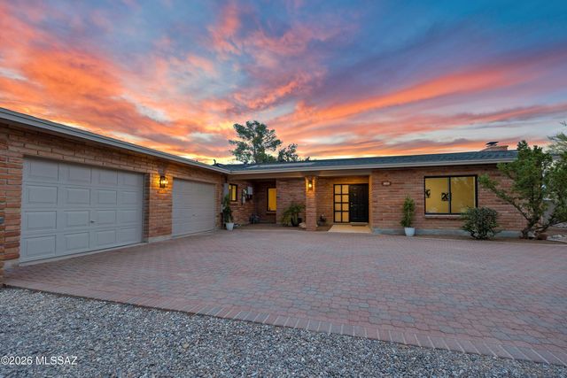 8020 N La Oesta Avenue, Tucson, AZ 85704