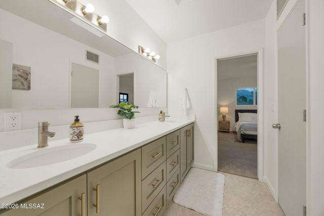 8020 N La Oesta Avenue, Tucson, AZ 85704