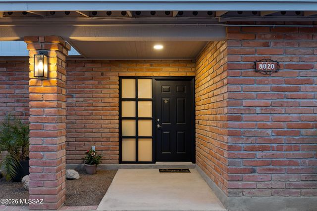 8020 N La Oesta Avenue, Tucson, AZ 85704