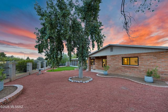 8020 N La Oesta Avenue, Tucson, AZ 85704