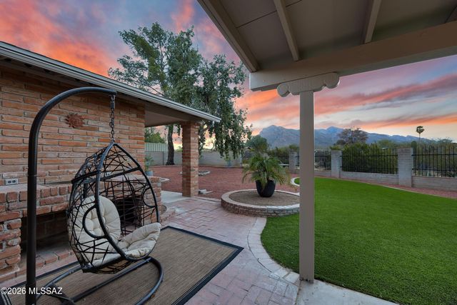 8020 N La Oesta Avenue, Tucson, AZ 85704