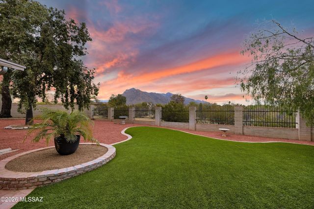 8020 N La Oesta Avenue, Tucson, AZ 85704