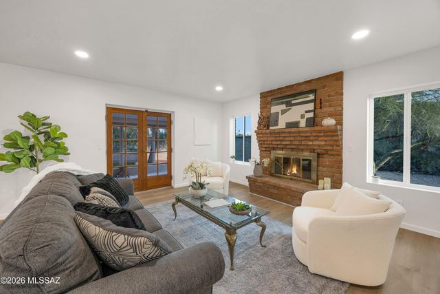 8020 N La Oesta Avenue, Tucson, AZ 85704