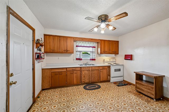 7771 13th Ave Drive, Belle Plaine, IA 52208