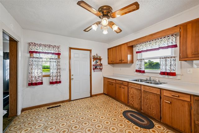 7771 13th Ave Drive, Belle Plaine, IA 52208