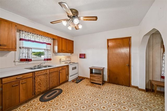 7771 13th Ave Drive, Belle Plaine, IA 52208