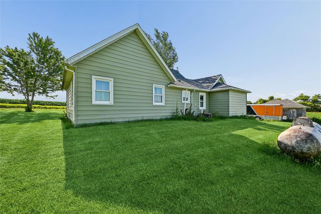 7771 13th Ave Drive, Belle Plaine, IA 52208