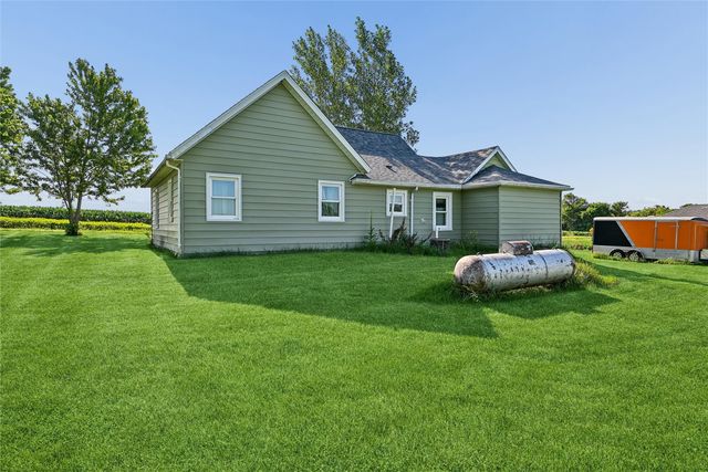 7771 13th Ave Drive, Belle Plaine, IA 52208