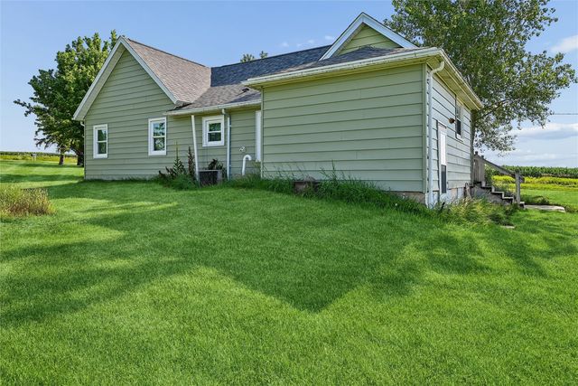 7771 13th Ave Drive, Belle Plaine, IA 52208