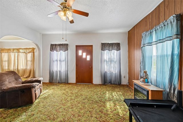 7771 13th Ave Drive, Belle Plaine, IA 52208