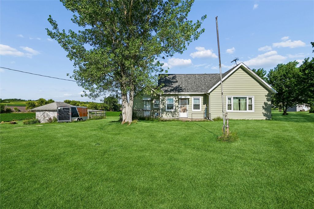 7771 13th Ave Drive, Belle Plaine, IA 52208