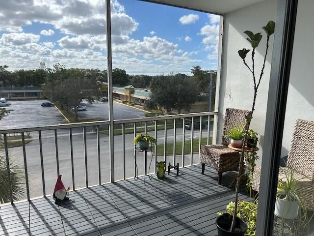 1000 Country Club Dr 403, Margate, FL 33063