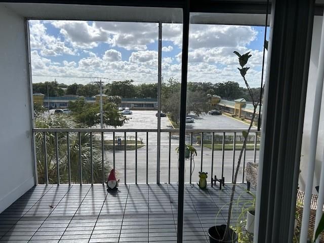 1000 Country Club Dr 403, Margate, FL 33063