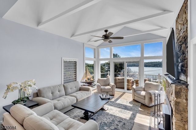 12 Bass Rock Rd, Hopatcong Boro, NJ 07843
