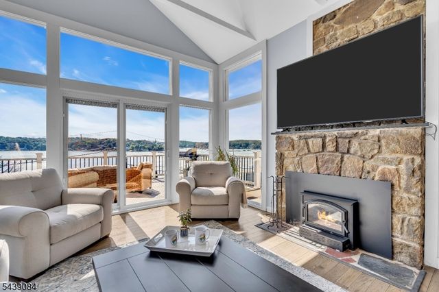 12 Bass Rock Rd, Hopatcong Boro, NJ 07843