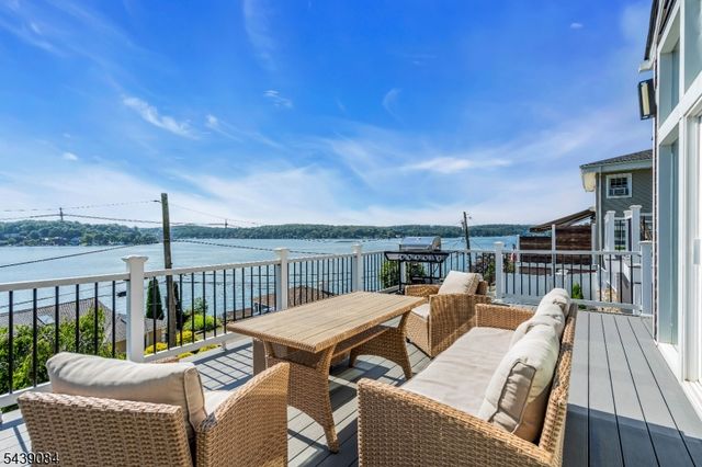 12 Bass Rock Rd, Hopatcong Boro, NJ 07843