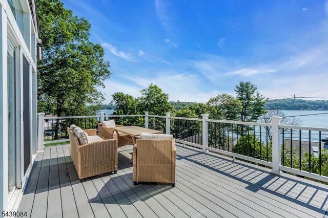 12 Bass Rock Rd, Hopatcong Boro, NJ 07843