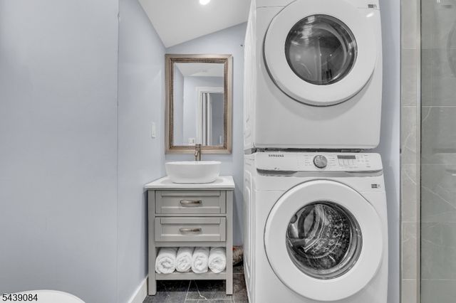 12 Bass Rock Rd, Hopatcong Boro, NJ 07843