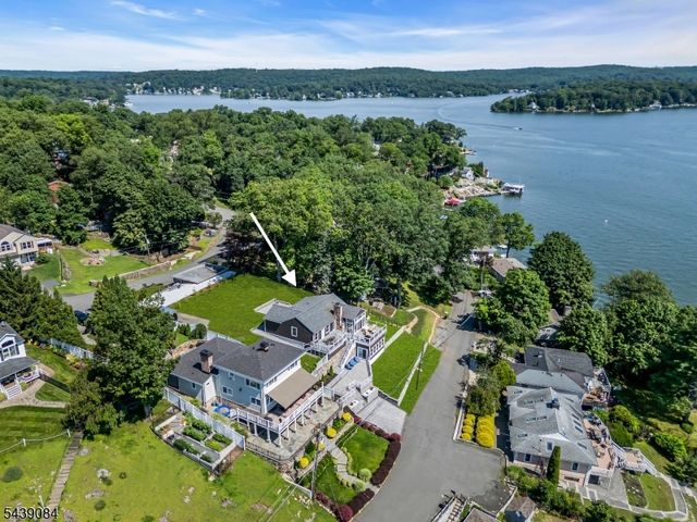 12 Bass Rock Rd, Hopatcong Boro, NJ 07843