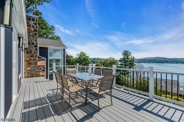 12 Bass Rock Rd, Hopatcong Boro, NJ 07843