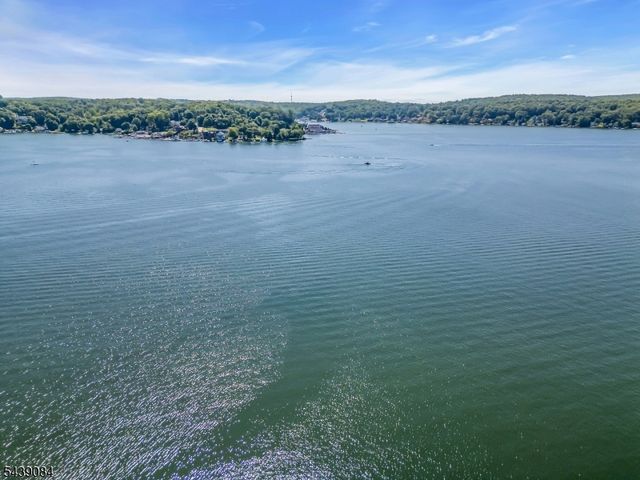 12 Bass Rock Rd, Hopatcong Boro, NJ 07843