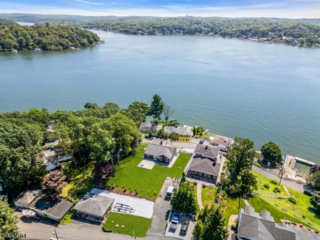 12 Bass Rock Rd, Hopatcong Boro, NJ 07843