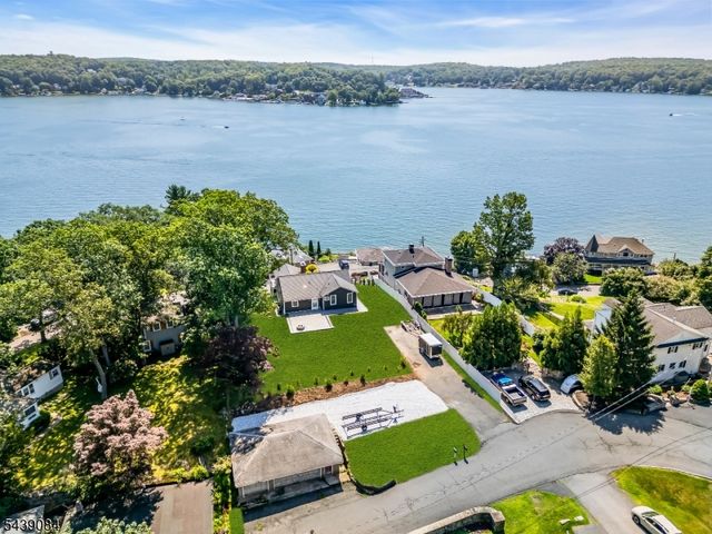12 Bass Rock Rd, Hopatcong Boro, NJ 07843