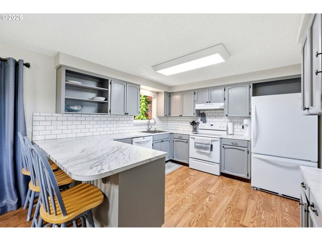 16485 S HATTAN Rd, Oregon City, OR 97045