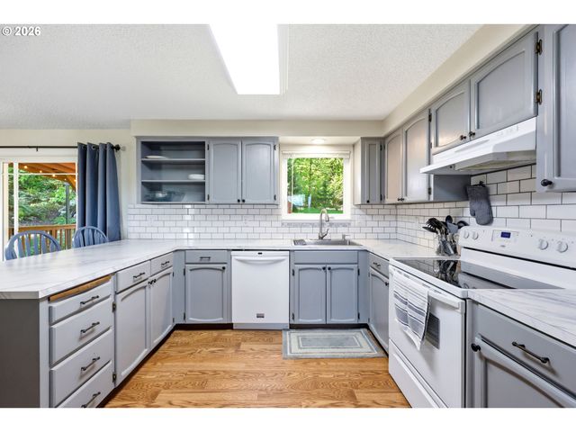 16485 S HATTAN Rd, Oregon City, OR 97045