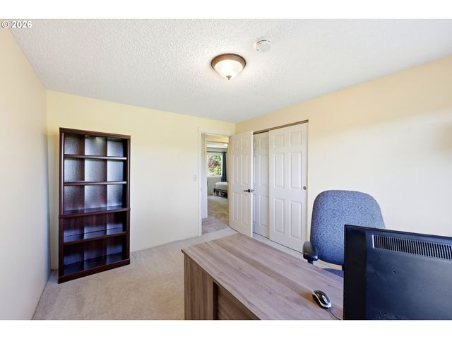 16485 S HATTAN Rd, Oregon City, OR 97045