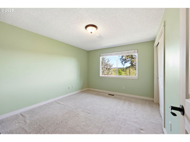 16485 S HATTAN Rd, Oregon City, OR 97045