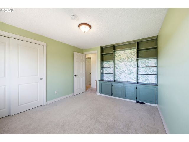 16485 S HATTAN Rd, Oregon City, OR 97045
