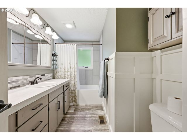 16485 S HATTAN Rd, Oregon City, OR 97045