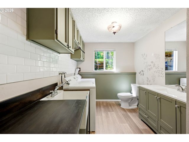 16485 S HATTAN Rd, Oregon City, OR 97045