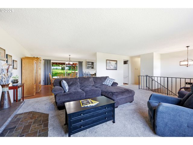 16485 S HATTAN Rd, Oregon City, OR 97045