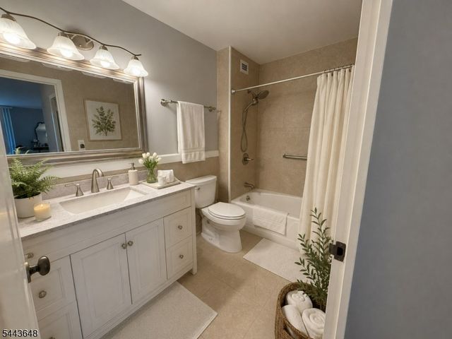 1 Claridge Dr 114, Verona Twp., NJ 07044