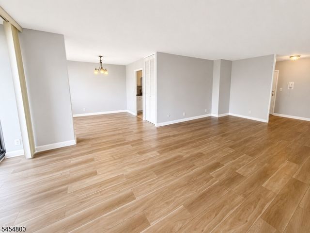 1 Claridge Dr 114, Verona Twp., NJ 07044