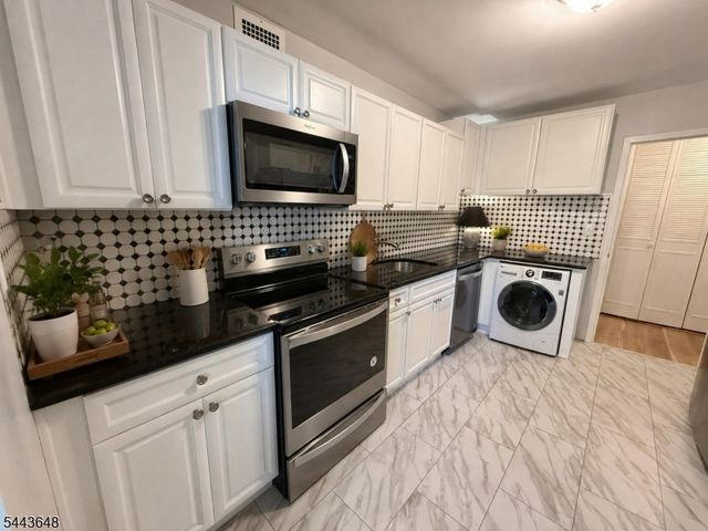 1 Claridge Dr 114, Verona Twp., NJ 07044