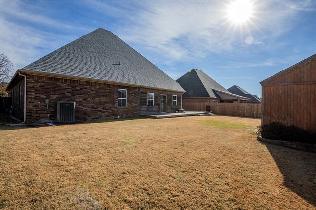 5704 S Chanberry Lane, Rogers, AR 72758