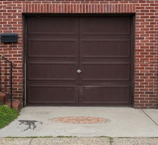 49 Hempstead Avenue, Rockville Centre, NY 11570