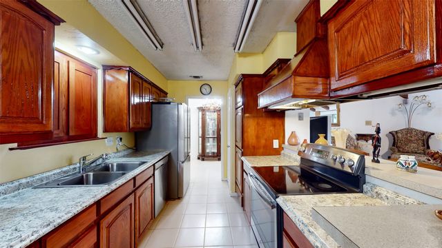 7432 Brentwood Stair Road, Fort Worth, TX 76112