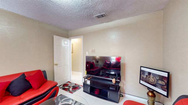 7432 Brentwood Stair Road, Fort Worth, TX 76112