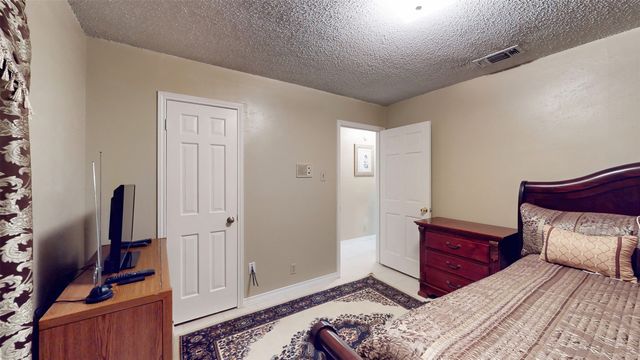 7432 Brentwood Stair Road, Fort Worth, TX 76112