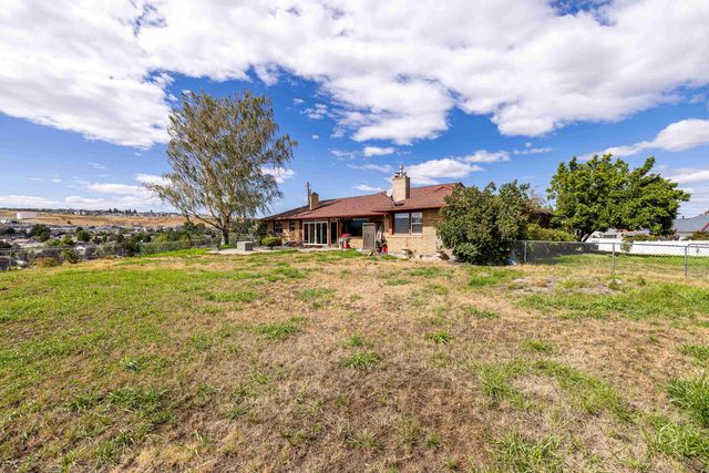 1007 S Barker Rd, Greenacres, WA 99016